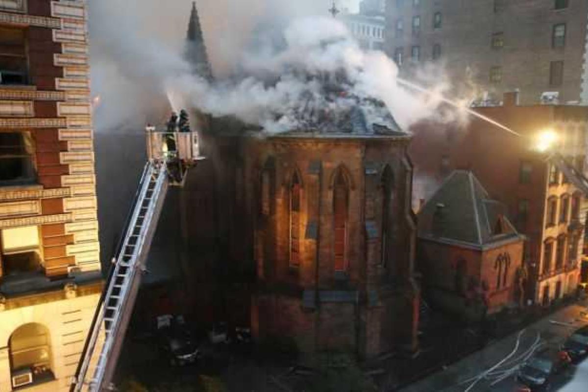 В Нью-Йорке на Манхэттене горит сербский православный собор В Нью-Йорке на Манхэттене горит сербский православный собор