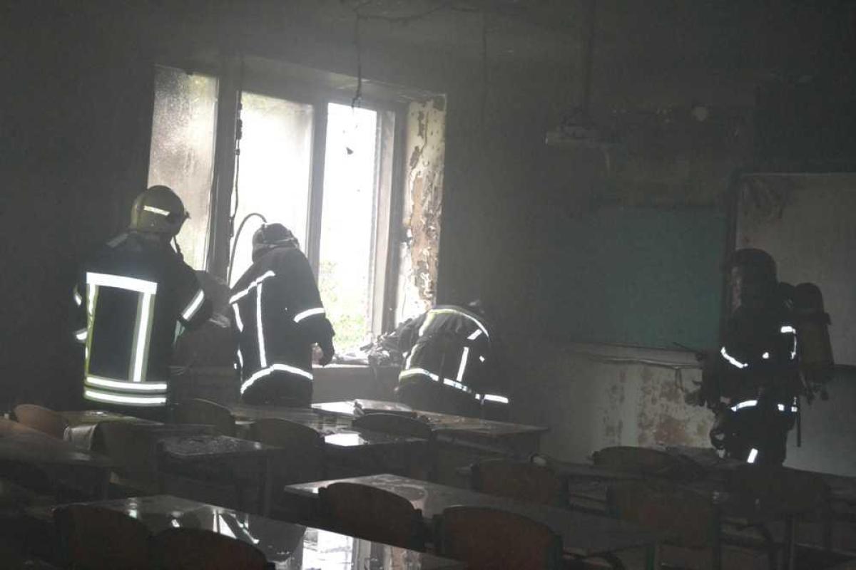 В Одессе спасатели тушили пожар в школьном кабинете химии В Одессе спасатели тушили пожар в школьном кабинете химии