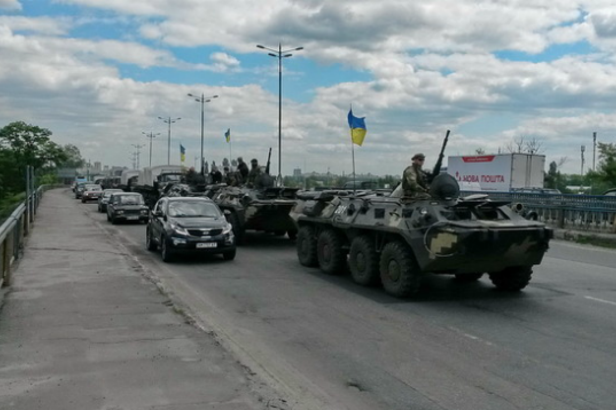 На киевском мосту застряла колонна военной техники На киевском мосту застряла колонна военной техники