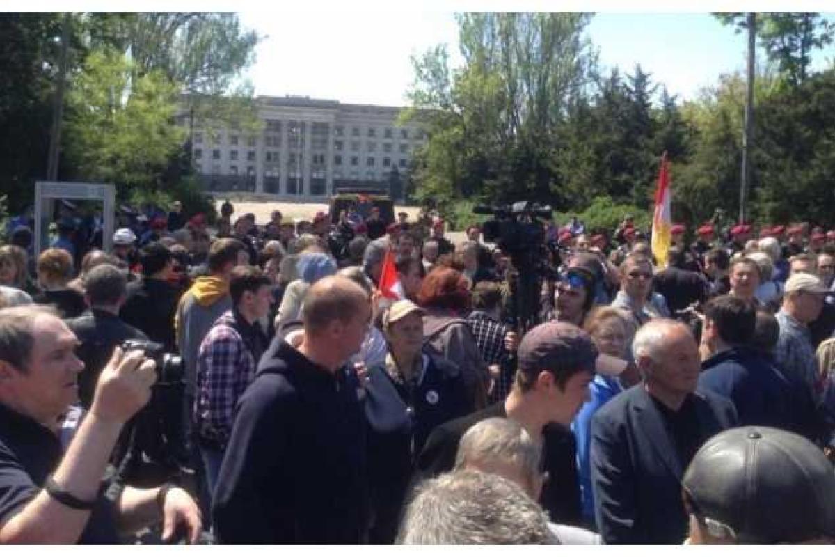 В Одессе на Куликовом поле становится "жарко": люди требуют пропустить их к Дому профсоюзов В Одессе на Куликовом поле становится "жарко": люди требуют пропустить их к Дому профсоюзов