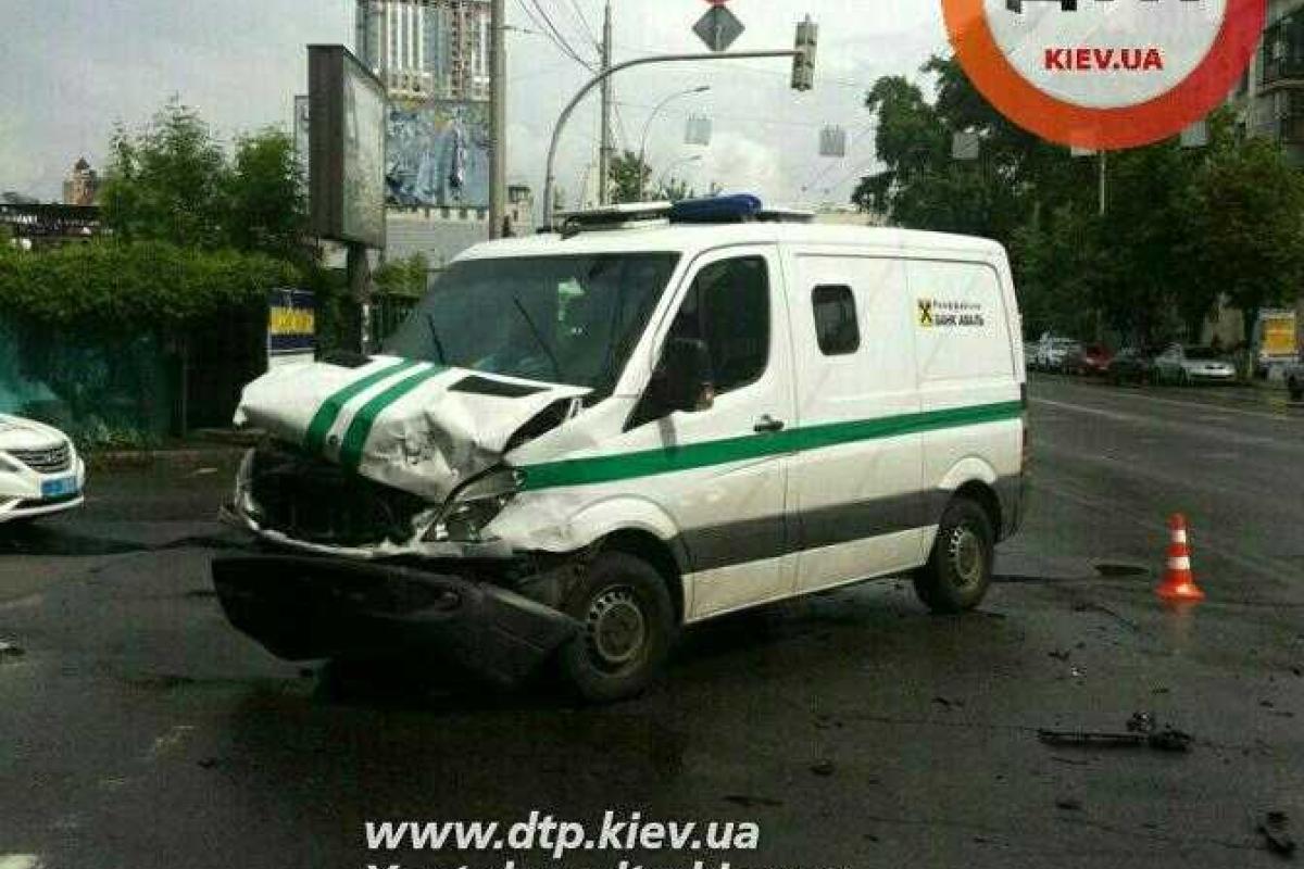 В Киеве инкассаторская машина протаранила автомобиль "Jaguar" В Киеве инкассаторская машина протаранила автомобиль "Jaguar"