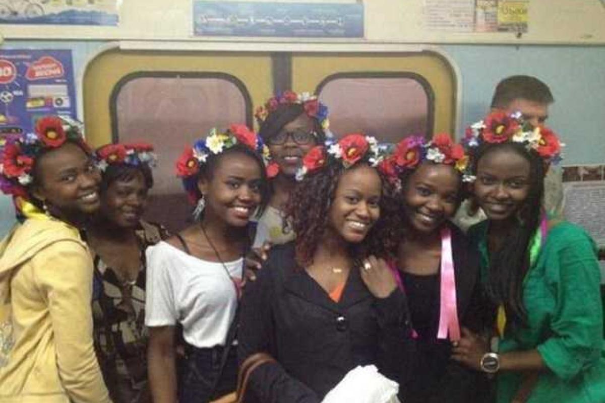 Сеть взорвал снимок, сделанный в харьковском метро в День вышиванки Сеть взорвал снимок, сделанный в харьковском метро в День вышиванки