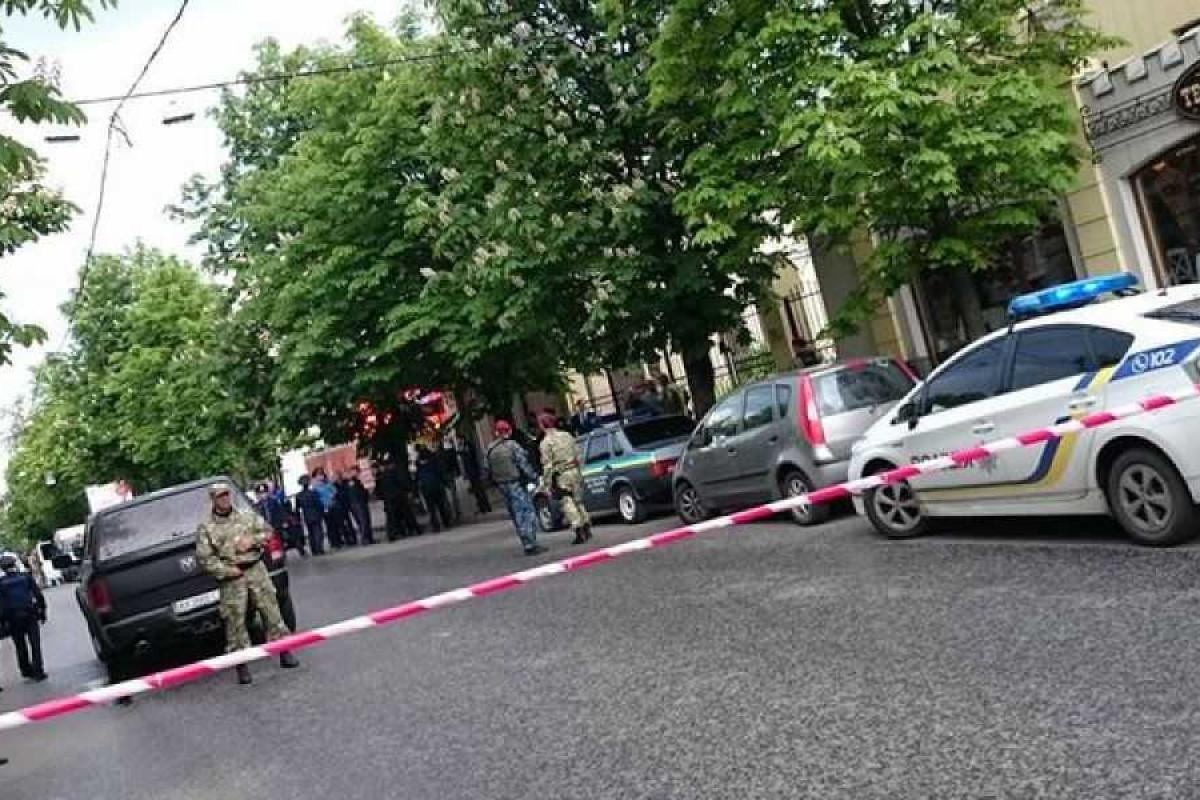 В сети опубликовано видео потасовки в Харькове, во время которой ранен полицейский В сети опубликовано видео потасовки в Харькове, во время которой ранен полицейский