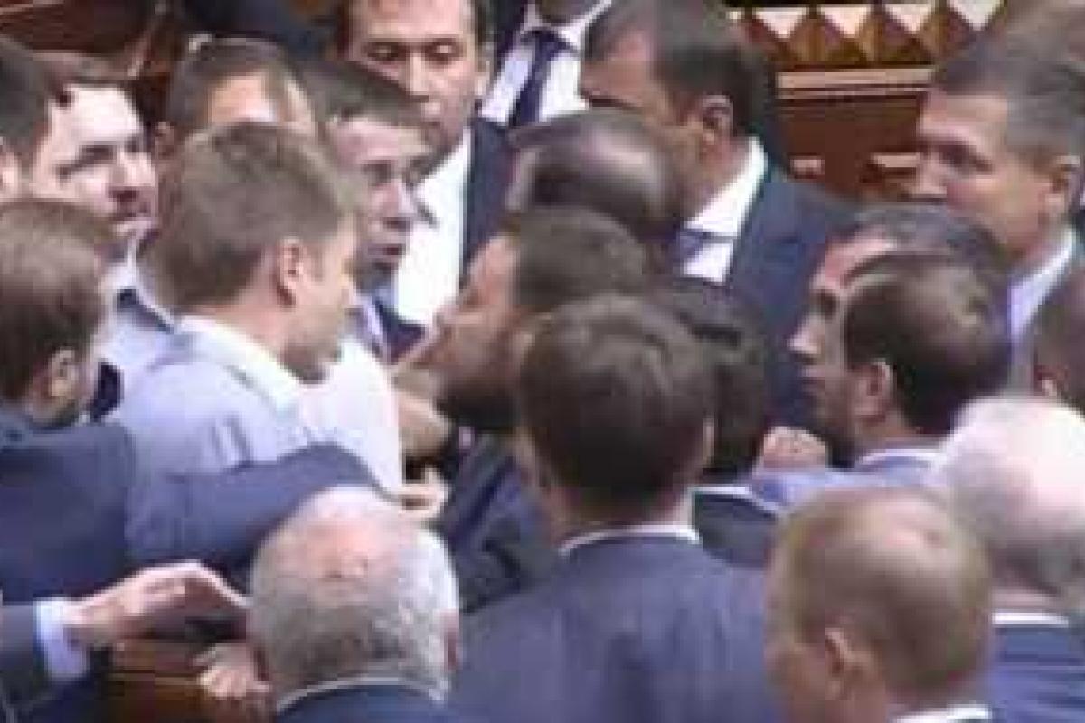 В Верховной Раде нардепы вновь устроили "кулачные бои" В Верховной Раде нардепы вновь устроили "кулачные бои"