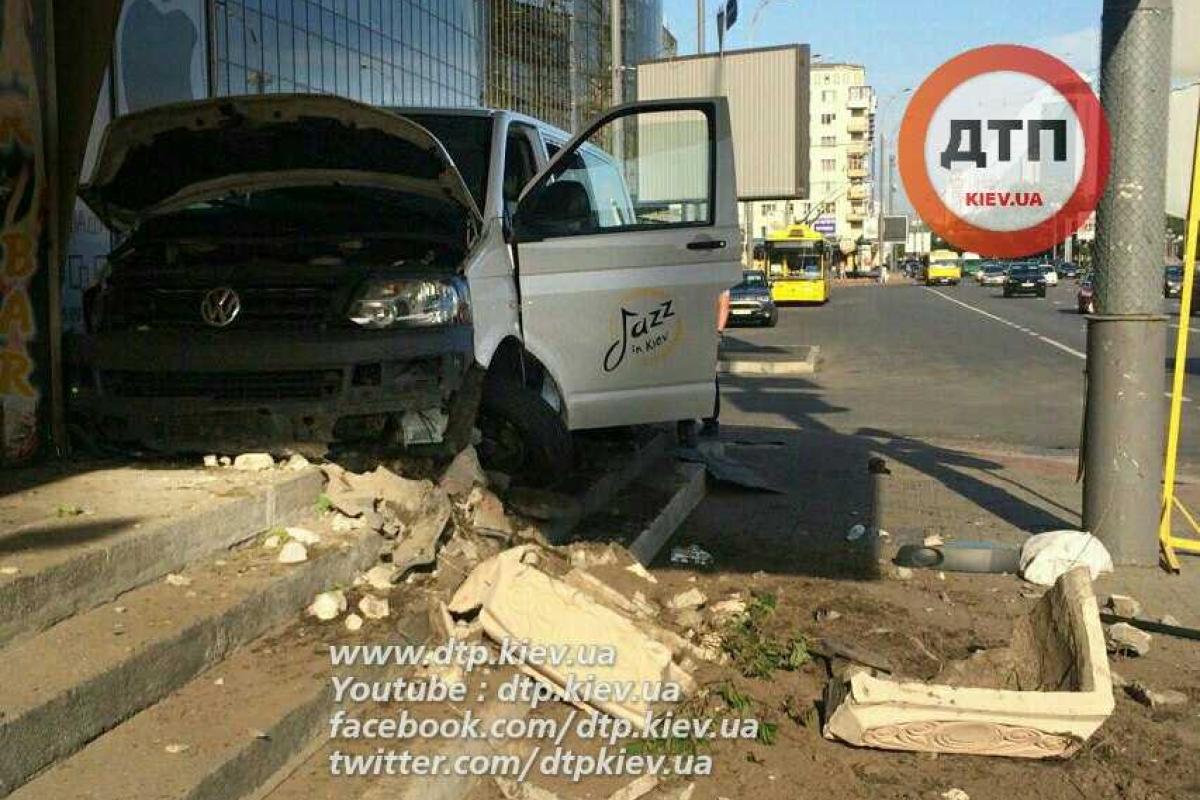 Водитель микроавтобуса "Volkswagen" уснул за рулем и влетел на ступени отеля "Лыбидь"