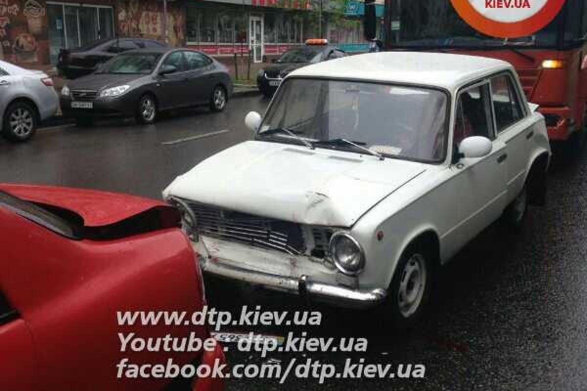 Масштабное ДТП в Киеве: мусоровоз собрал "паровоз" из 4 автомобилей