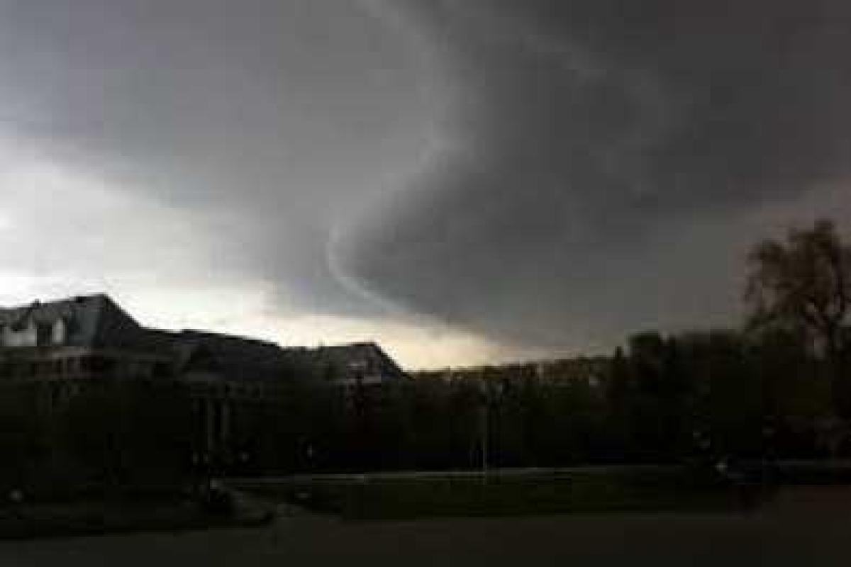 В Мариуполе бушевала непогода: шквальный ветер обесточил 148 подстанций