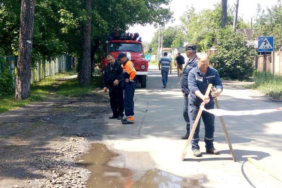 На Киевщине рядом с лицеем разлили неизвестное вещество с резким запахом На Киевщине рядом с лицеем разлили неизвестное вещество с резким запахом