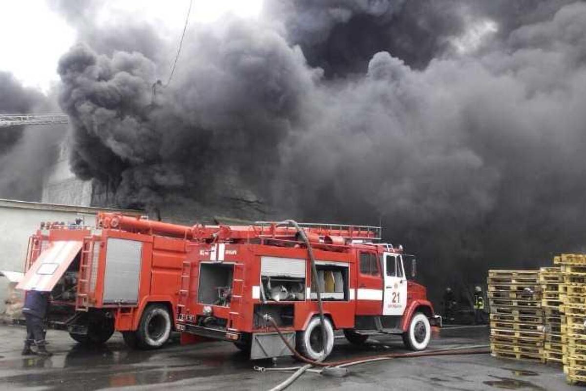 На Киевщине несколько часов боролись с масштабным пожаром на складе лакокрасочной продукции