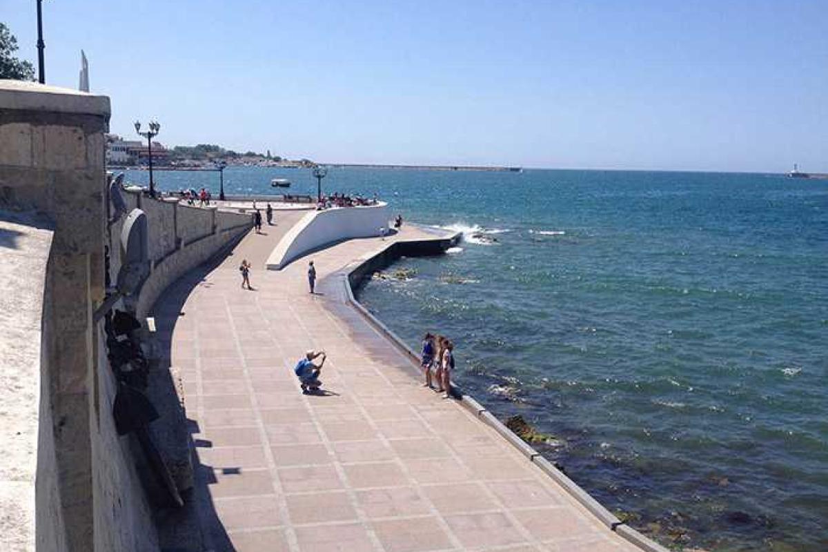 Жители Крыма живут надеждой на поток обеспеченных туристов Жители Крыма живут надеждой на поток обеспеченных туристов