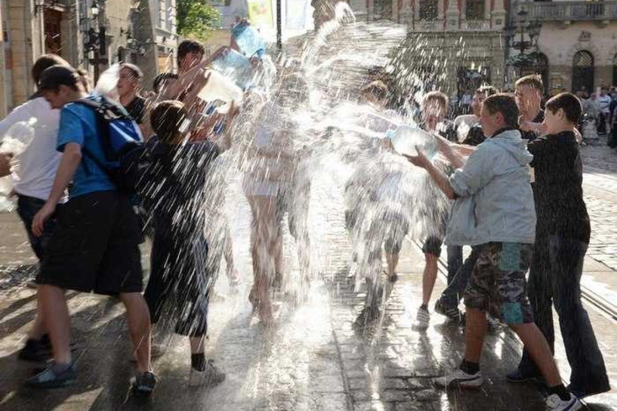 Во Львове мэра города Андрея Садового с ног до головы окатили водой Во Львове мэра города Андрея Садового с ног до головы окатили водой