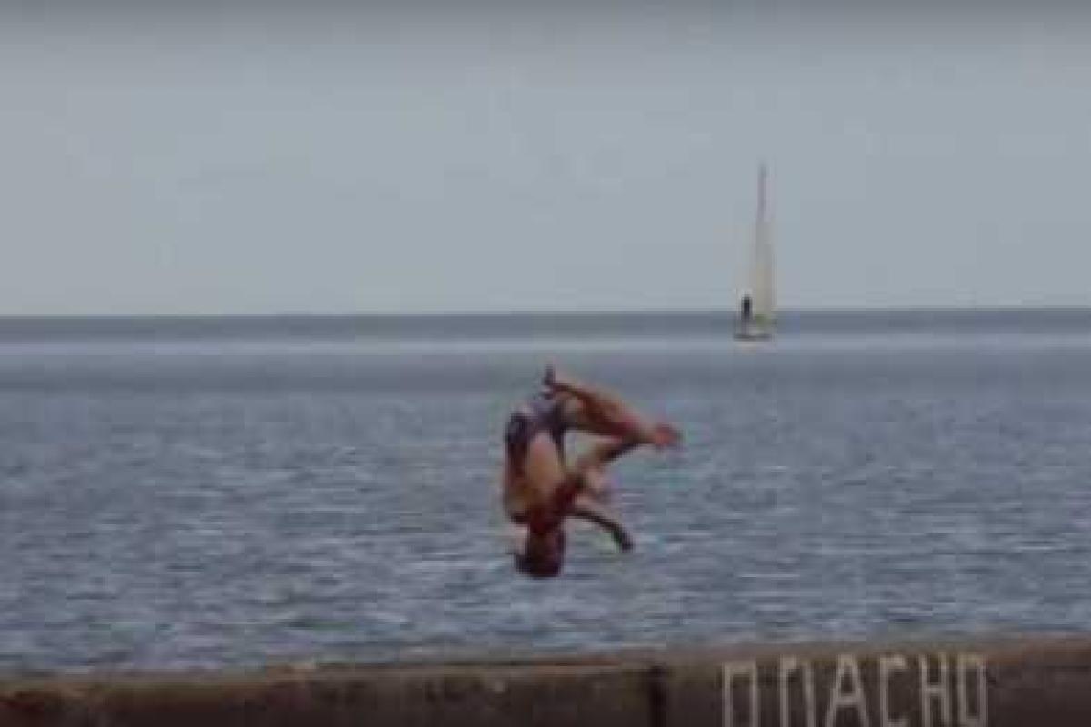 Жители Мариуполя открыли пляжный сезон Жители Мариуполя открыли пляжный сезон