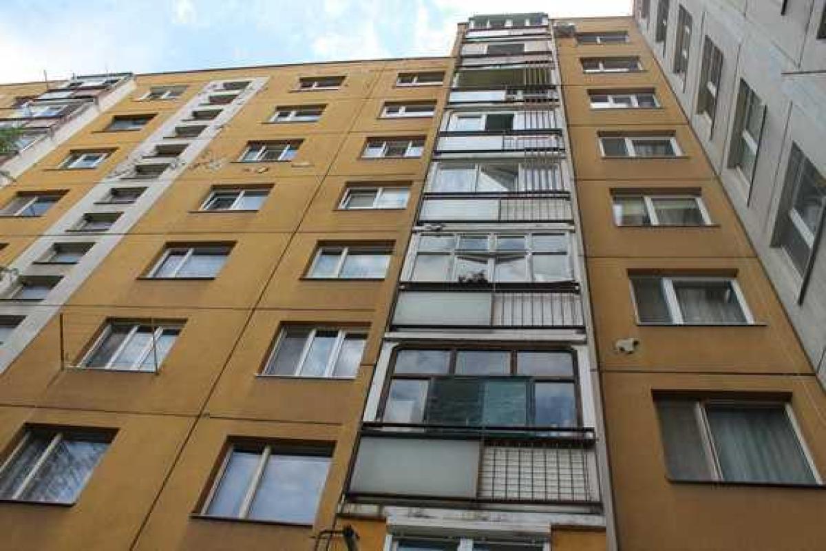 Удачное приземление: в Ужгороде мужчина выпав с балкона 5-го этажа, приземлился в спасительных кустах Удачное приземление: в Ужгороде мужчина выпав с балкона 5-го этажа, приземлился в спасительных кустах