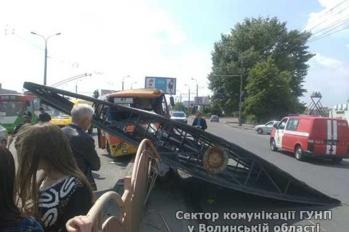 В Луцке маршрутка с людьми влетела в рекламный щит