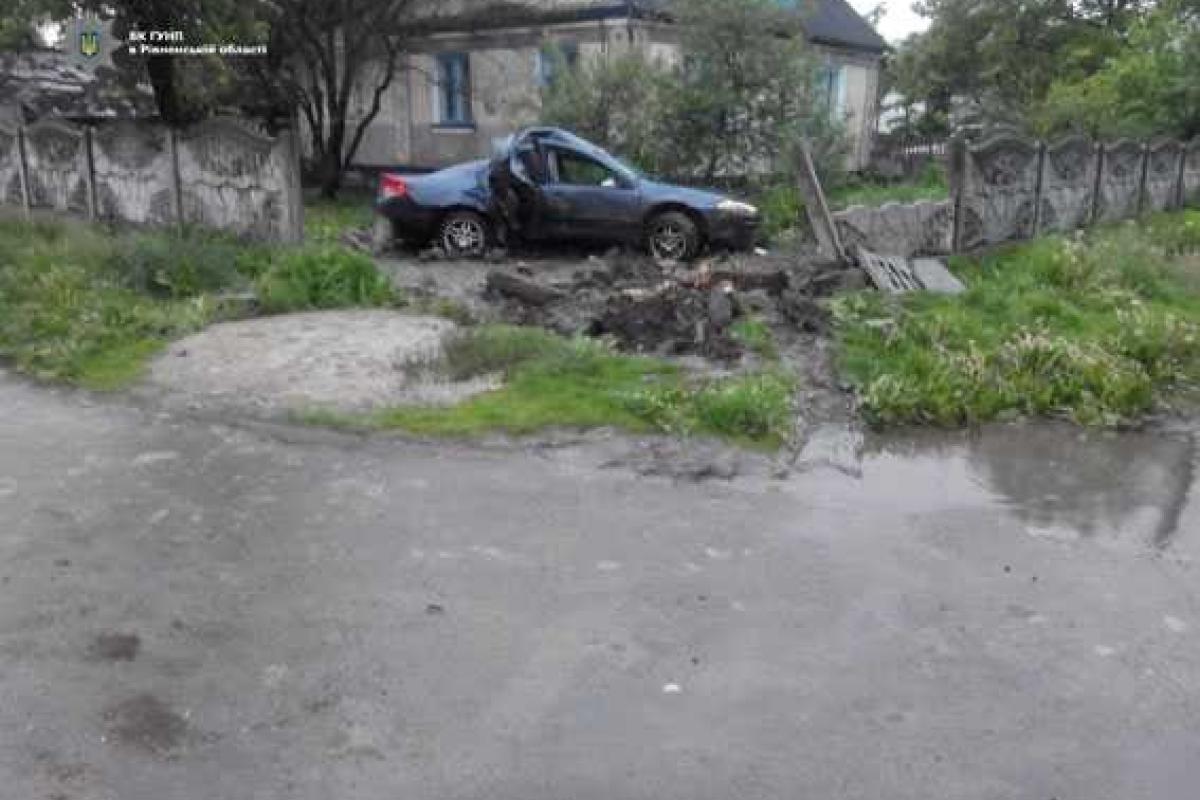 На Ровенщине компания, возвращаясь с вечеринки, влетела в бетонный забор на автомобиле "Dodge Intrepid"