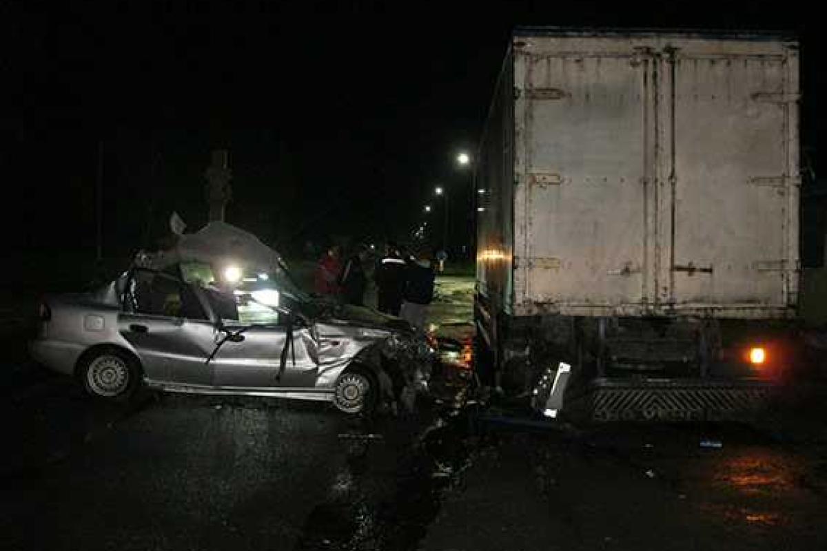 На Винничине "Daewoo Lanos" влетел в грузовик: погибла 16-летняя девушка На Винничине "Daewoo Lanos" влетел в грузовик: погибла 16-летняя девушка