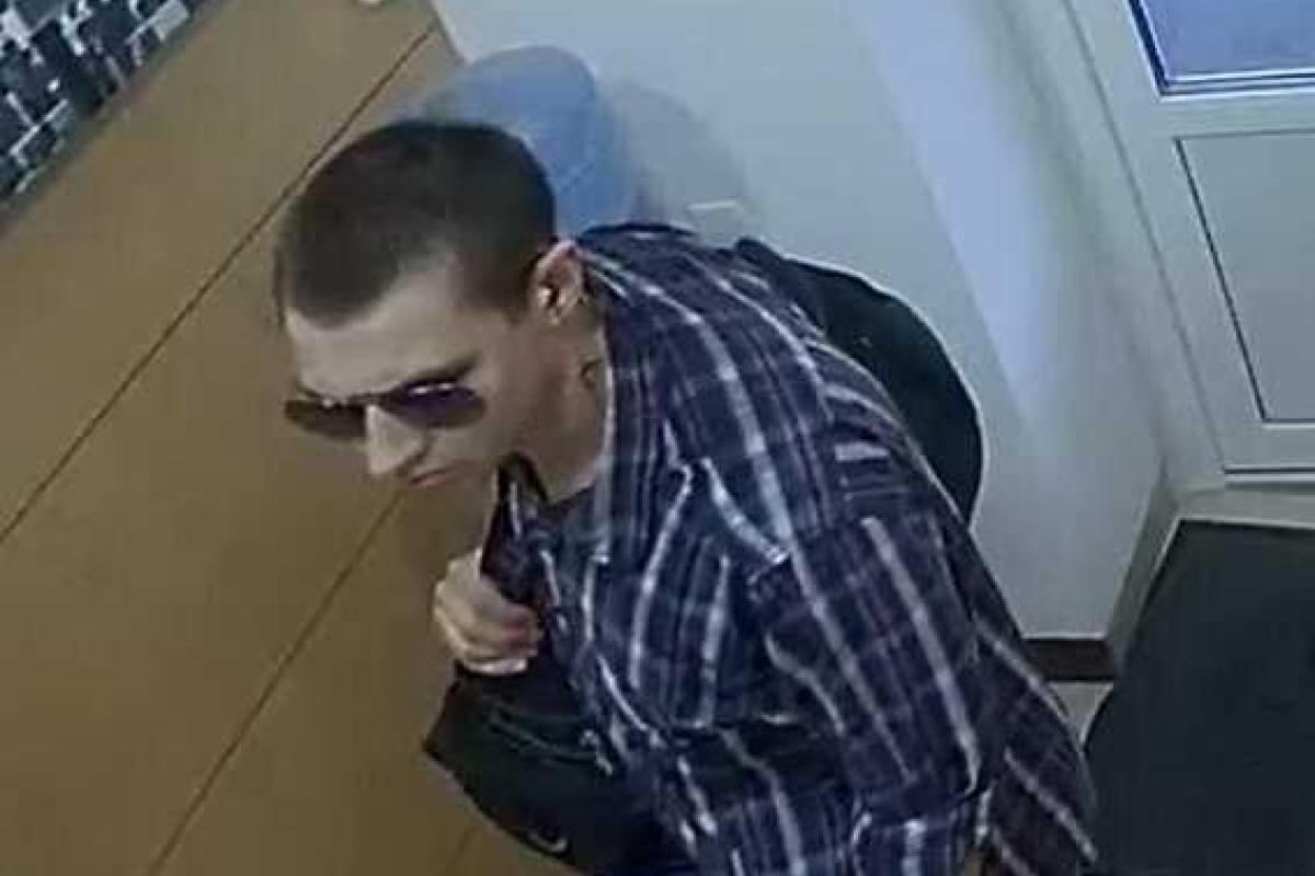 Киевская полиция просит помощи в розыске вооруженного преступника