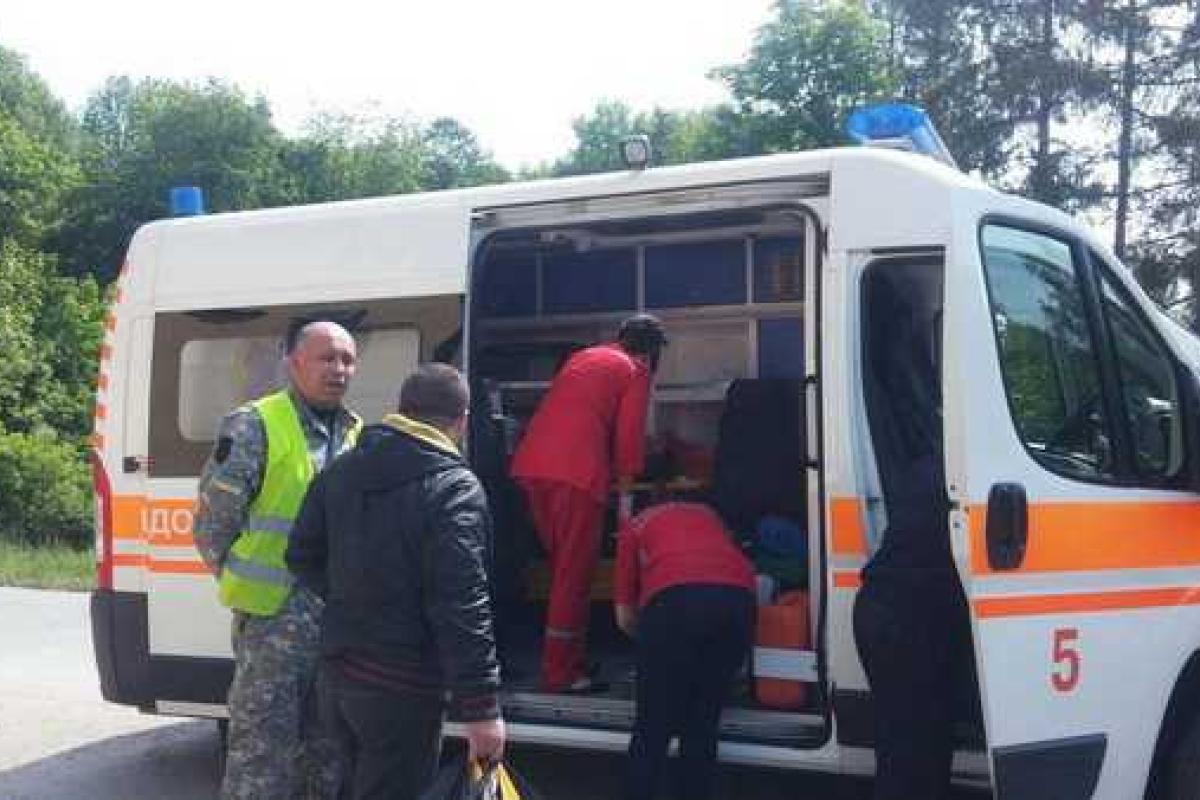 В Тернополе спасатели вызволили мужчину из "похоронившей" его земляной ловушки В Тернополе спасатели вызволили мужчину из "похоронившей" его земляной ловушки