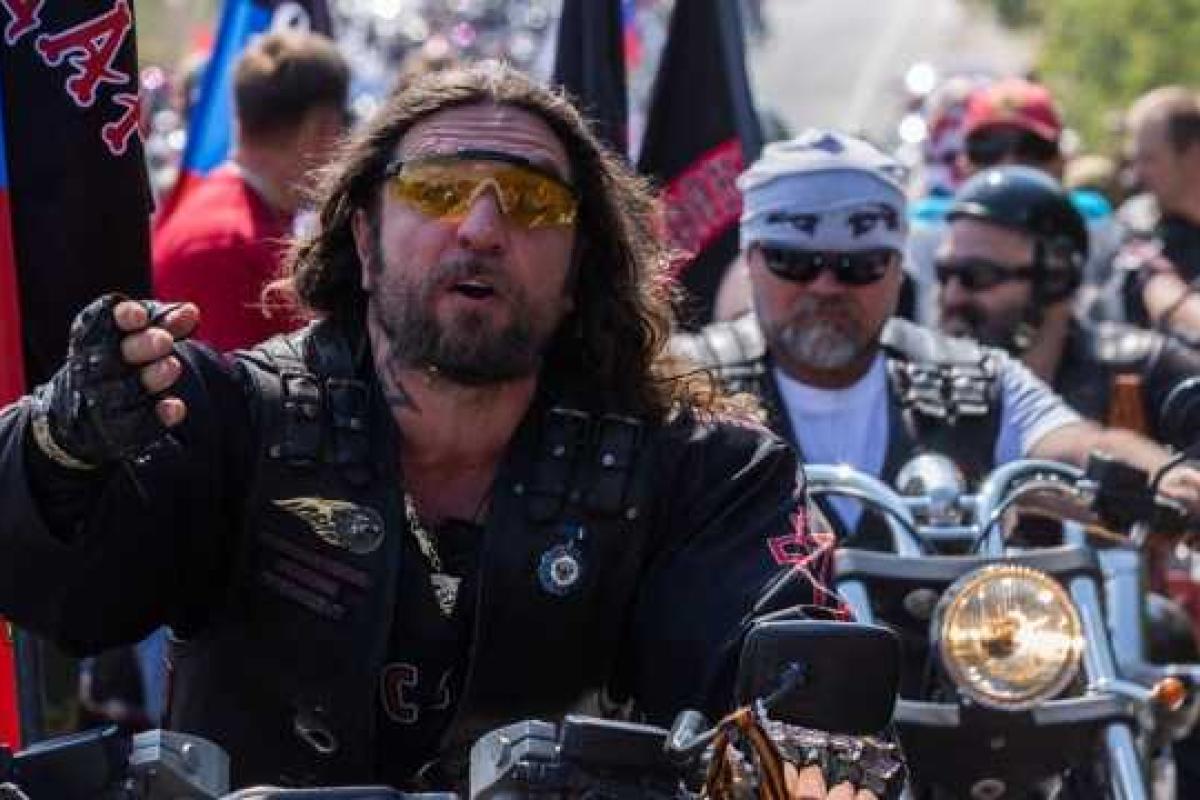 В столице Чехии байкеров из клуба "Ночные волки" встретил живой "коридор позора"