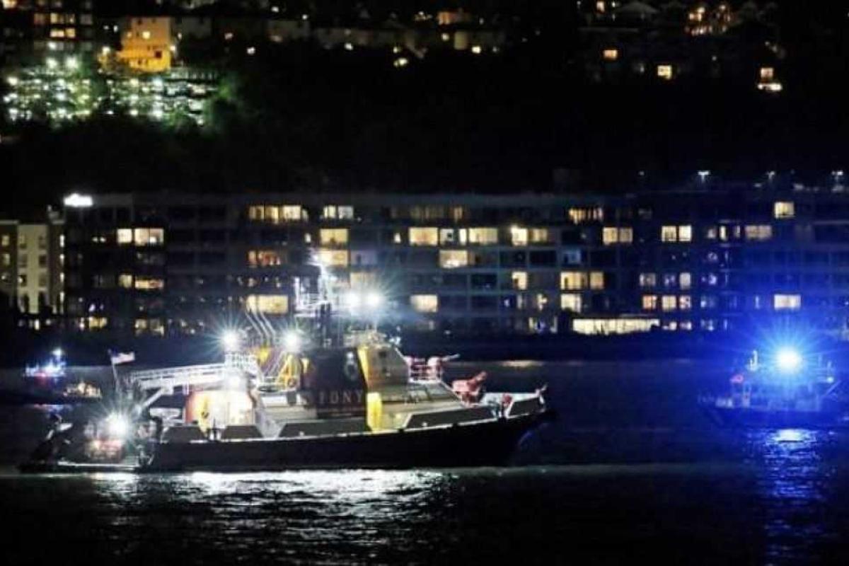 В Нью-Йорке продолжается спасательная операция: в реку Гудзон рухнул раритетный самолет