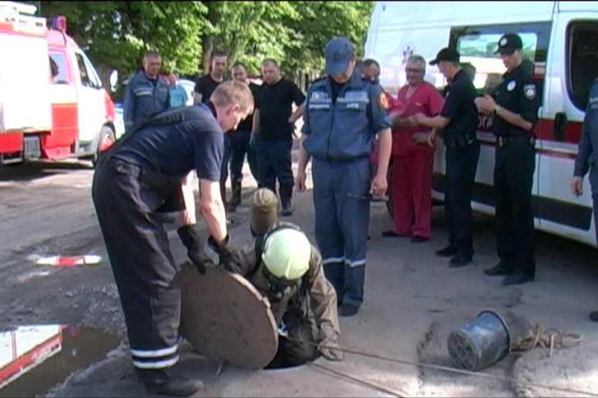 В Полтаве спасатели достали из канализационного коллектора тела двух мужчин В Полтаве спасатели достали из канализационного коллектора тела двух мужчин