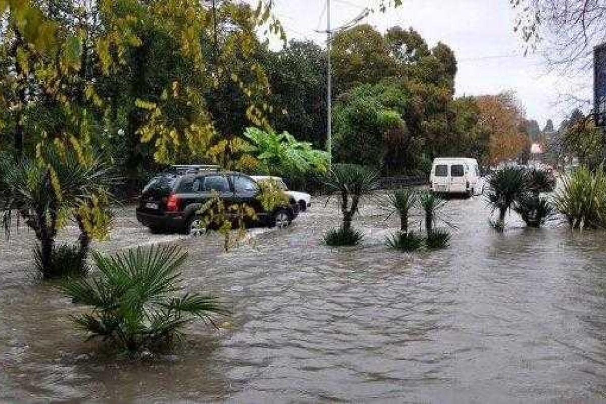 Российский город Сочи терроризируют мощные селевые потоки Российский город Сочи терроризируют мощные селевые потоки