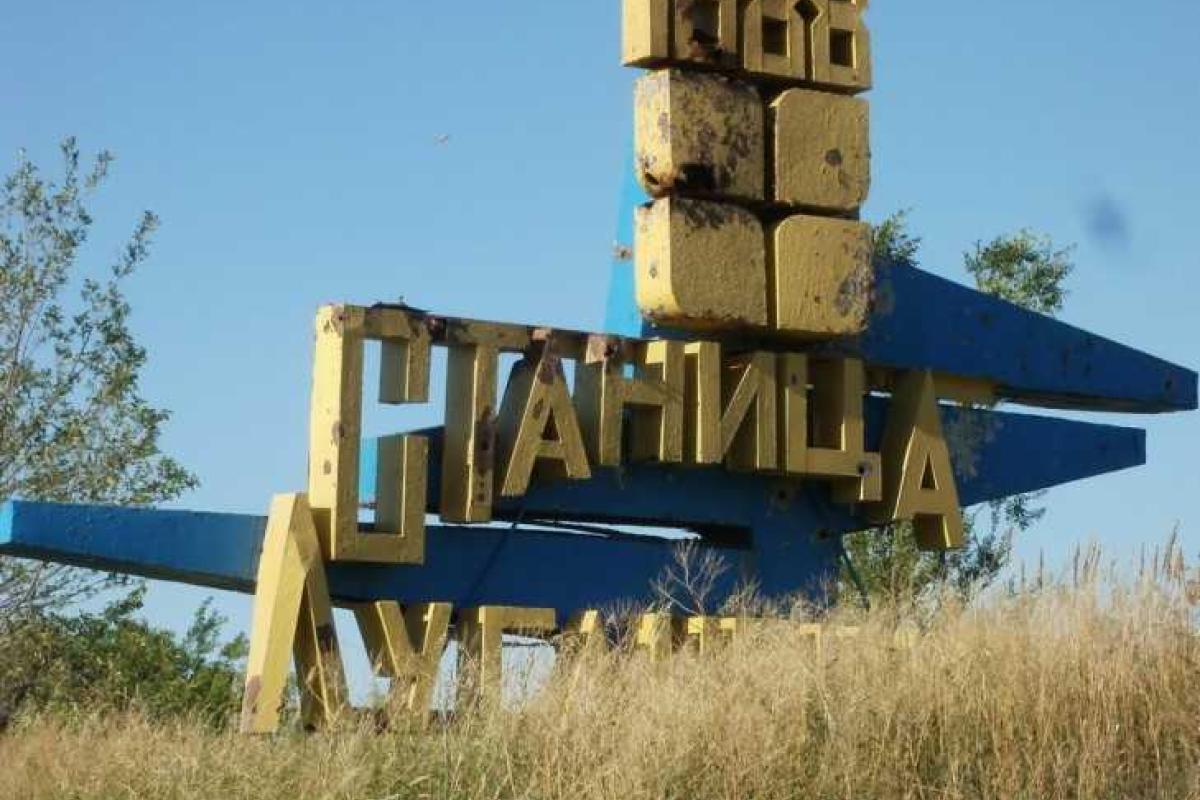 В Станице Луганской во время обстрела ранен военный и загорелся жилой дом В Станице Луганской во время обстрела ранен военный и загорелся жилой дом