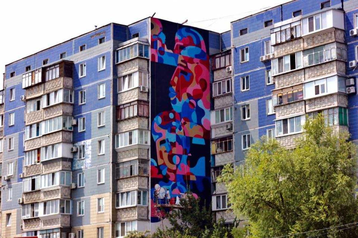 В Киеве на жилой высотке расцвел новый мурал В Киеве на жилой высотке расцвел новый мурал