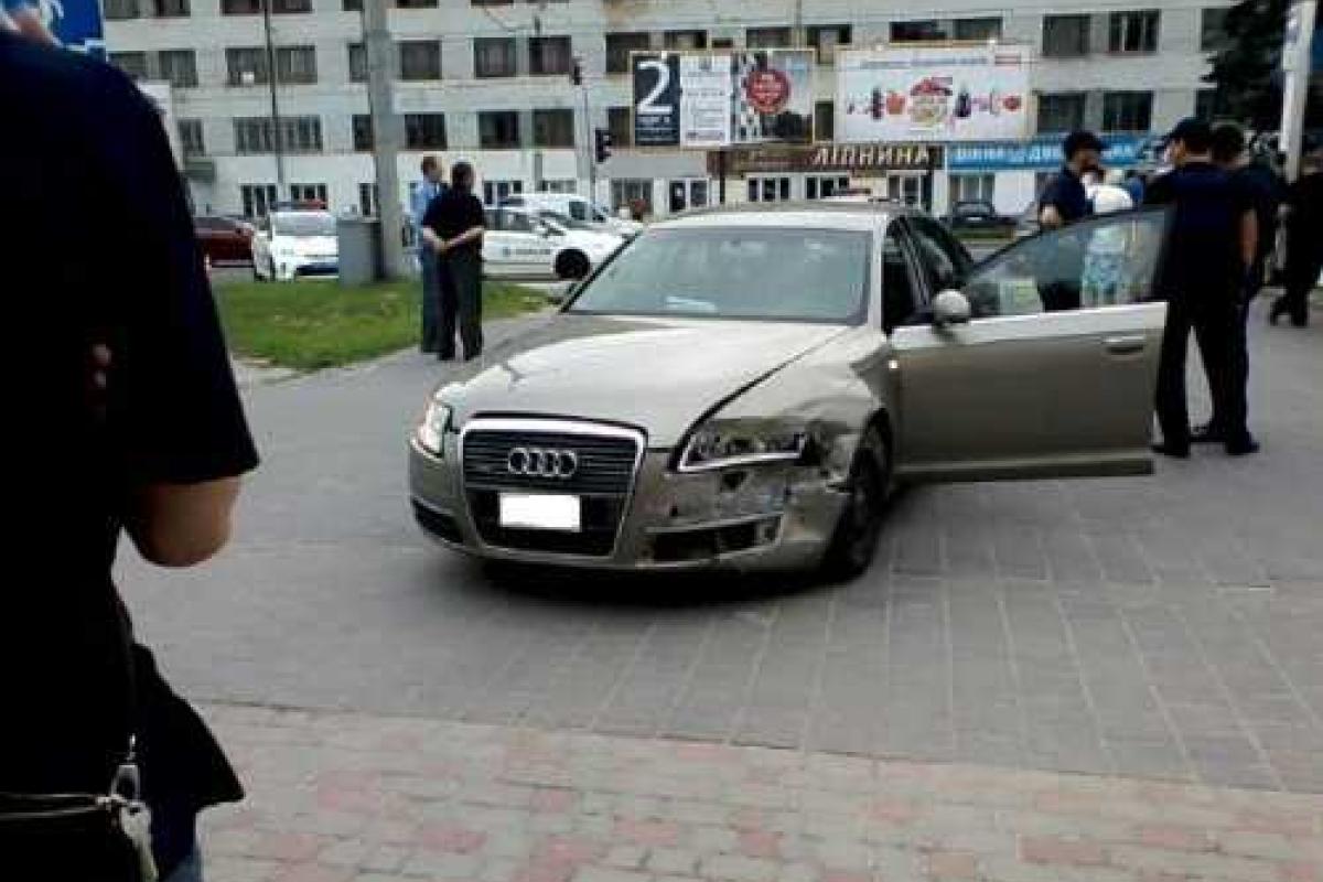 Во Львове пьяный водитель на "Audi" протаранил авто патрульных и влетел в остановку Во Львове пьяный водитель на "Audi" протаранил авто патрульных и влетел в остановку
