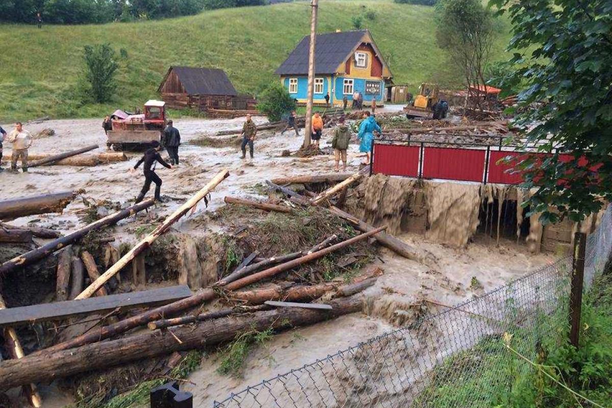 Появились снимки с места стихийного бедствия на Закарпатье