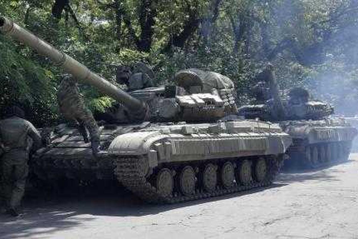 В сторону Логвиново прошла большая колонна бронетехники боевиков В сторону Логвиново прошла большая колонна бронетехники боевиков