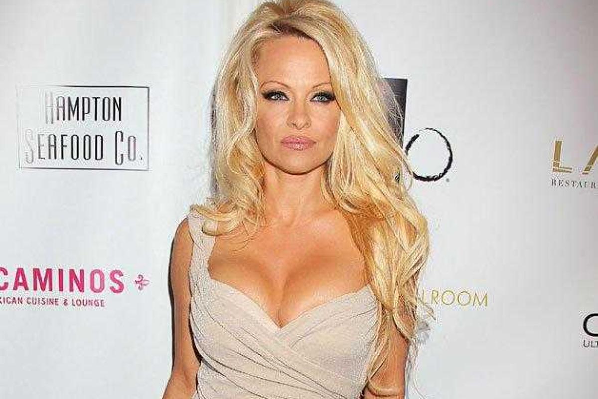 Папарацци поймали Памелу Андерсон без макияжа Папарацци поймали Памелу Андерсон без макияжа