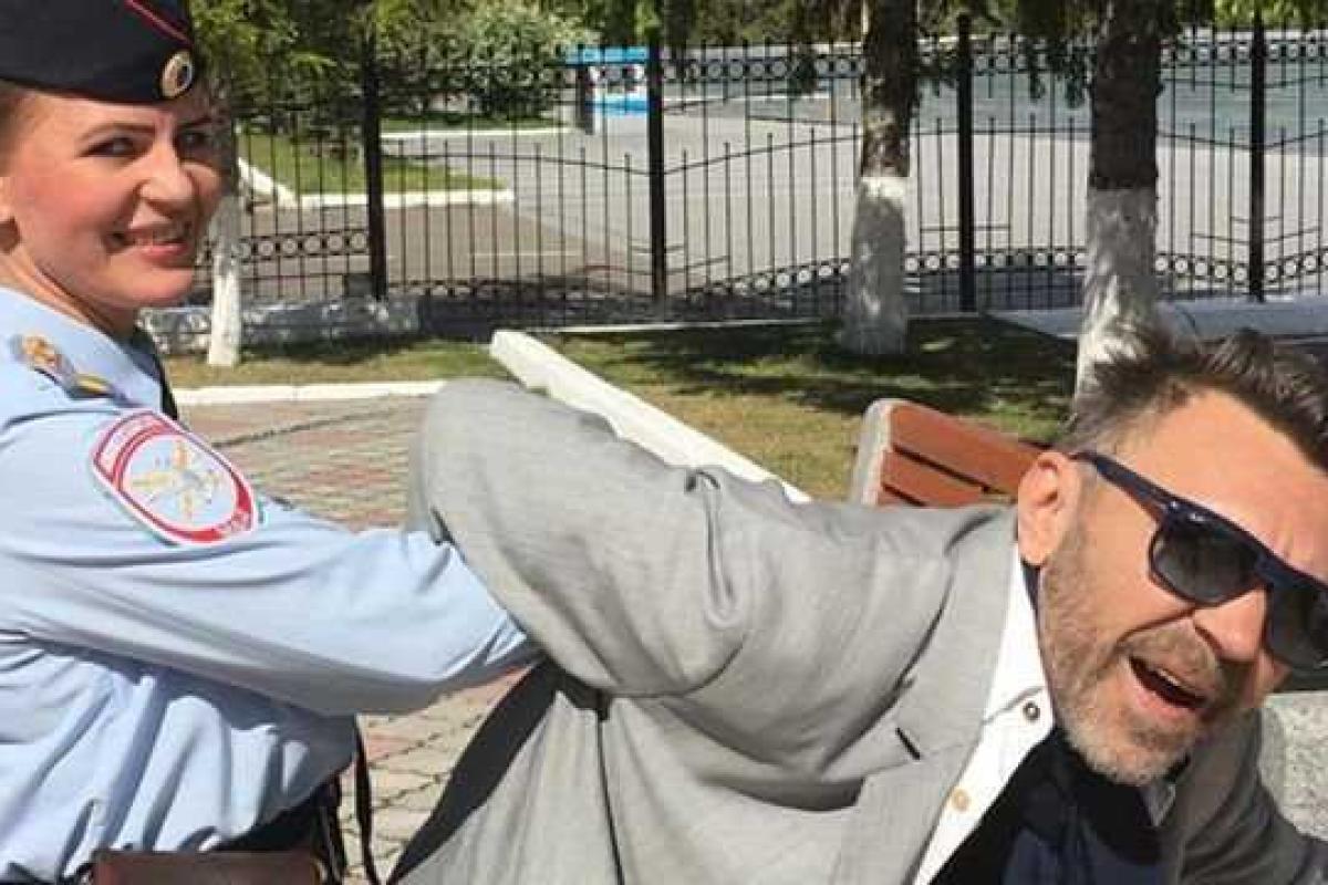 Сергея Шнурова оштрафовали за курение на сцене во время концерта