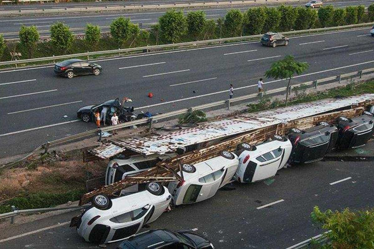 В России на трассе перевернулся длинномер, перевозивший новенькие "BMW" В России на трассе перевернулся длинномер, перевозивший новенькие "BMW"