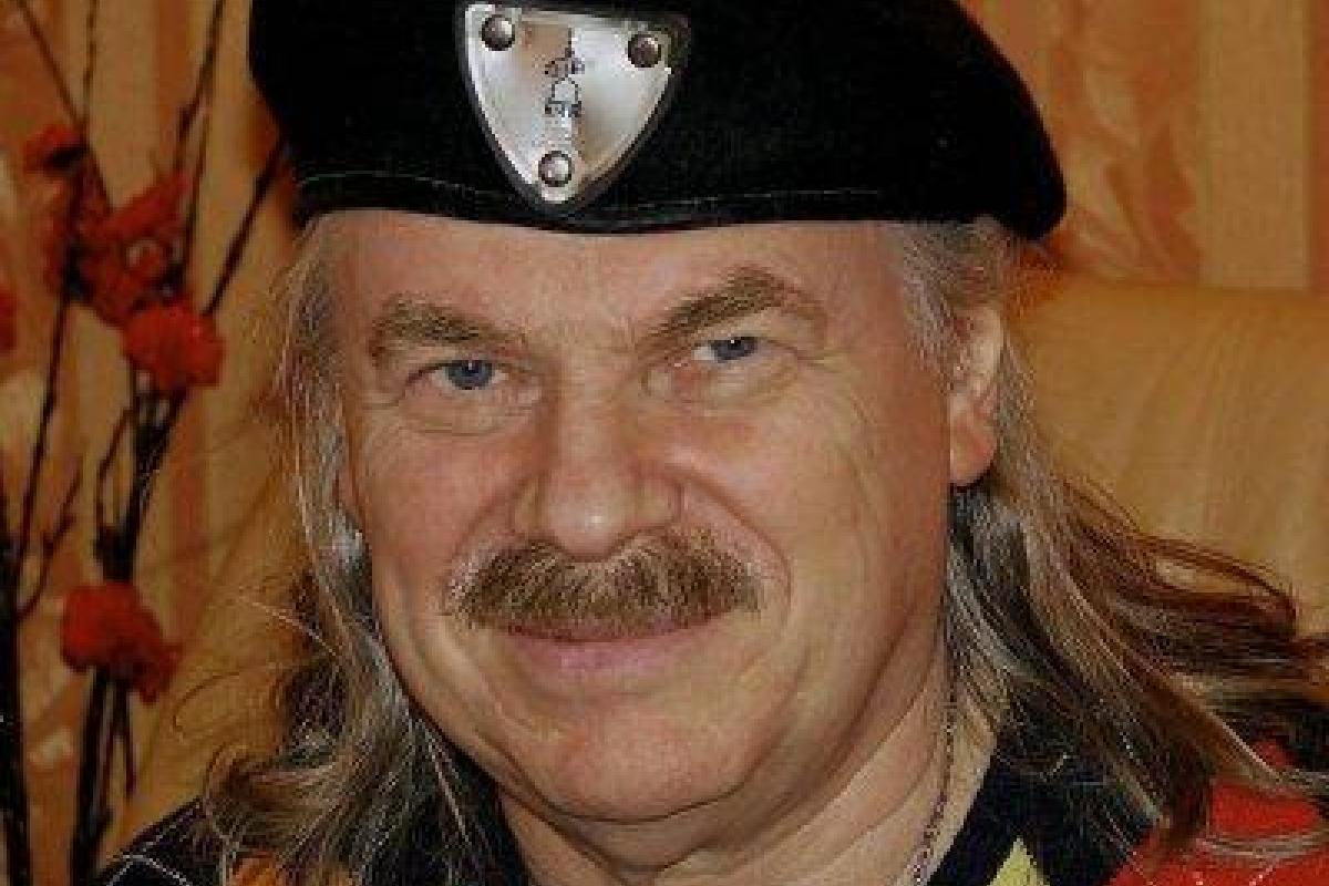 Из-за проигрыша российских футболистов Владимир Пресняков остался без дорогого телефона