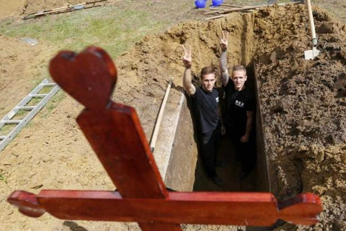 В Венгрии провели национальные соревнования по скоростному рытью могил В Венгрии провели национальные соревнования по скоростному рытью могил