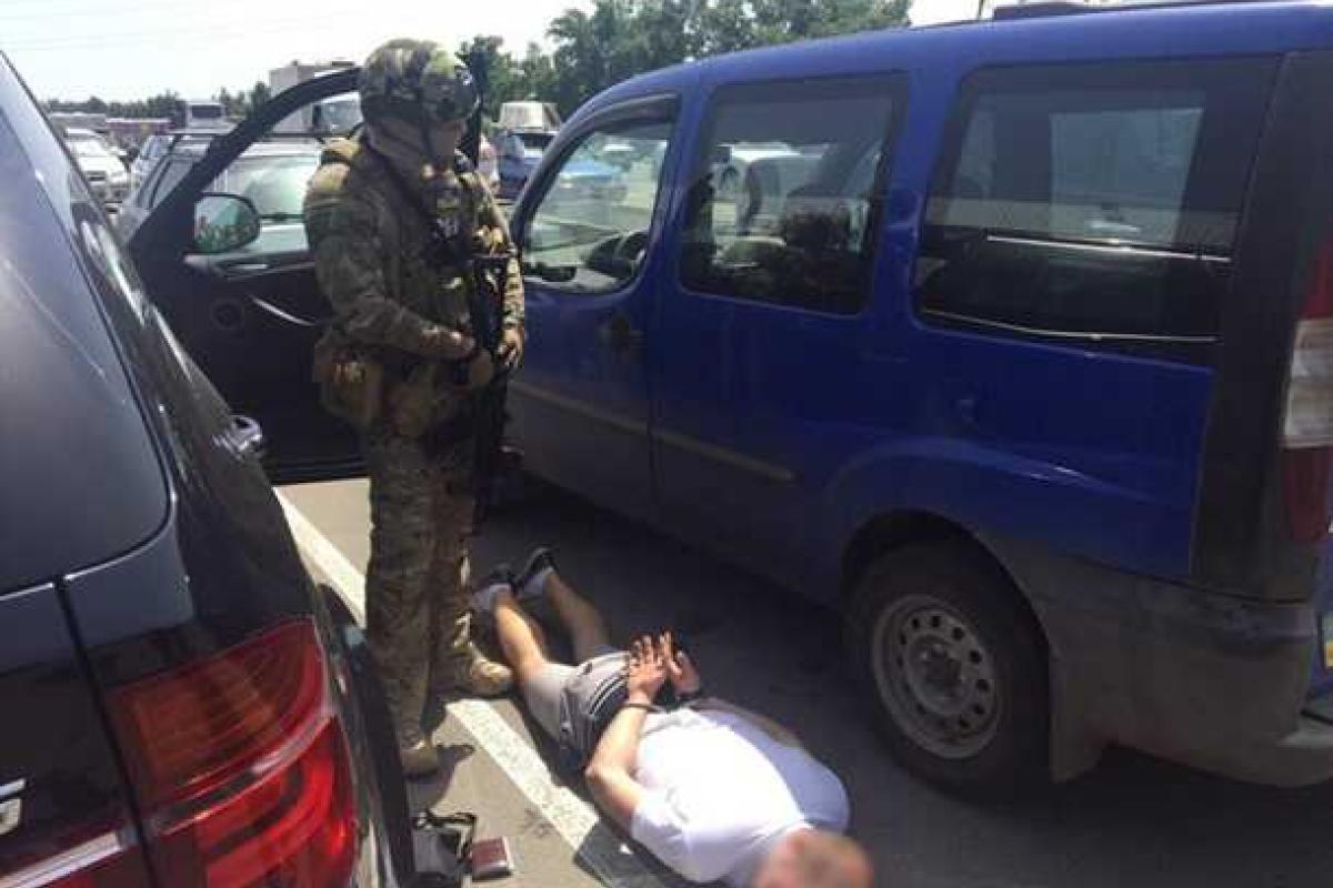 СБУ задержала 32-летнего одессита за сбыт оружия и наркотиков СБУ задержала 32-летнего одессита за сбыт оружия и наркотиков