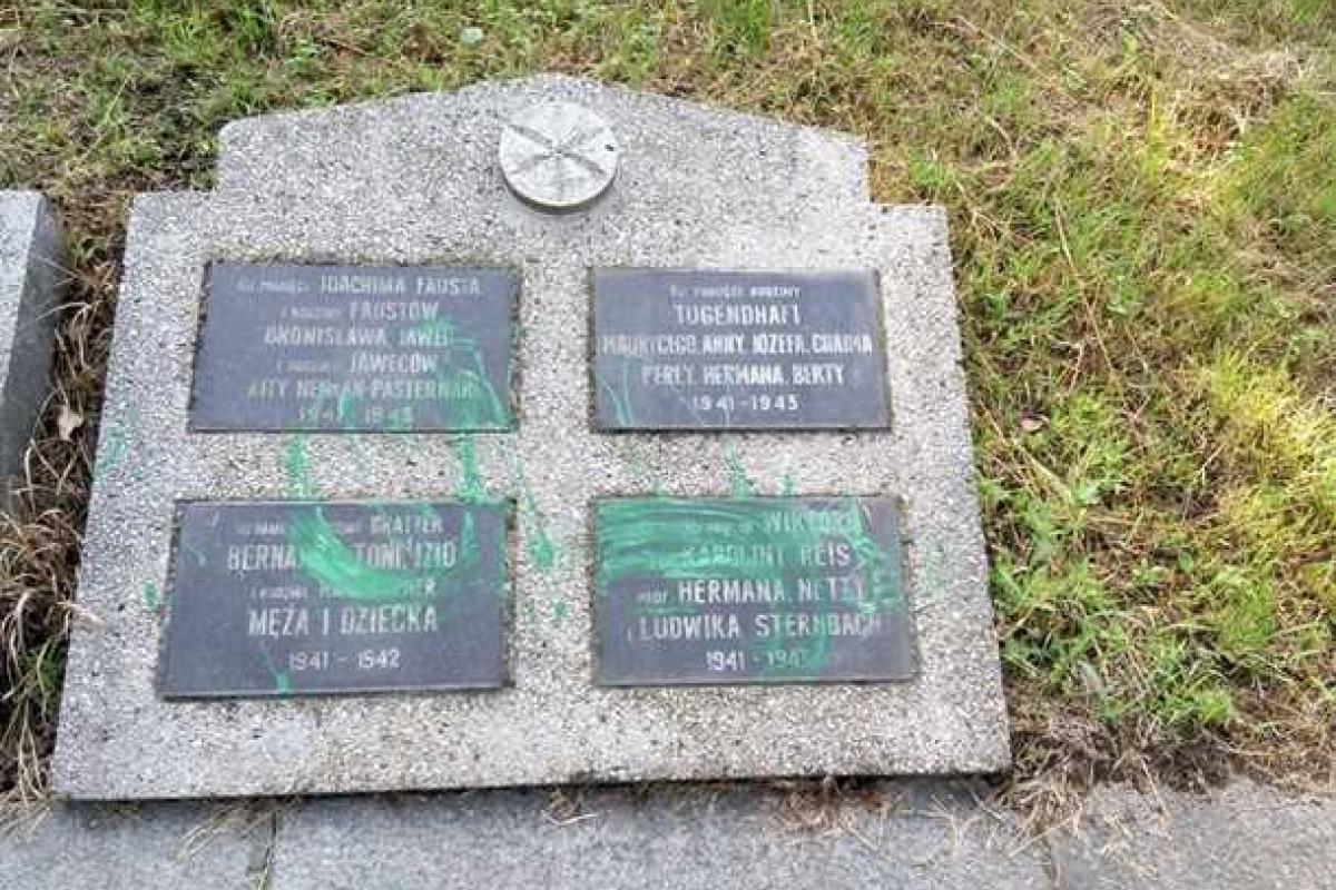 Во Львове вандалы осквернили памятник жертвам Холокоста Во Львове вандалы осквернили памятник жертвам Холокоста