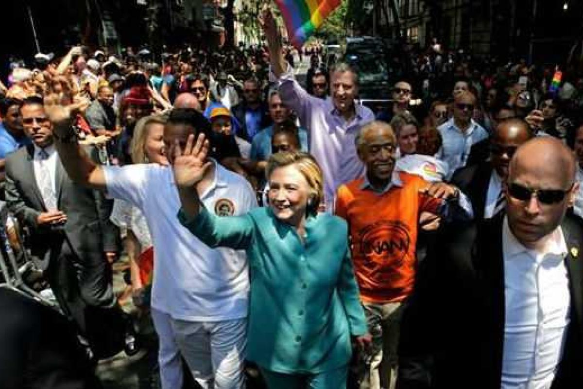 Хиллари Клинтон стала участницей гей-парада в Нью-Йорке Хиллари Клинтон стала участницей гей-парада в Нью-Йорке