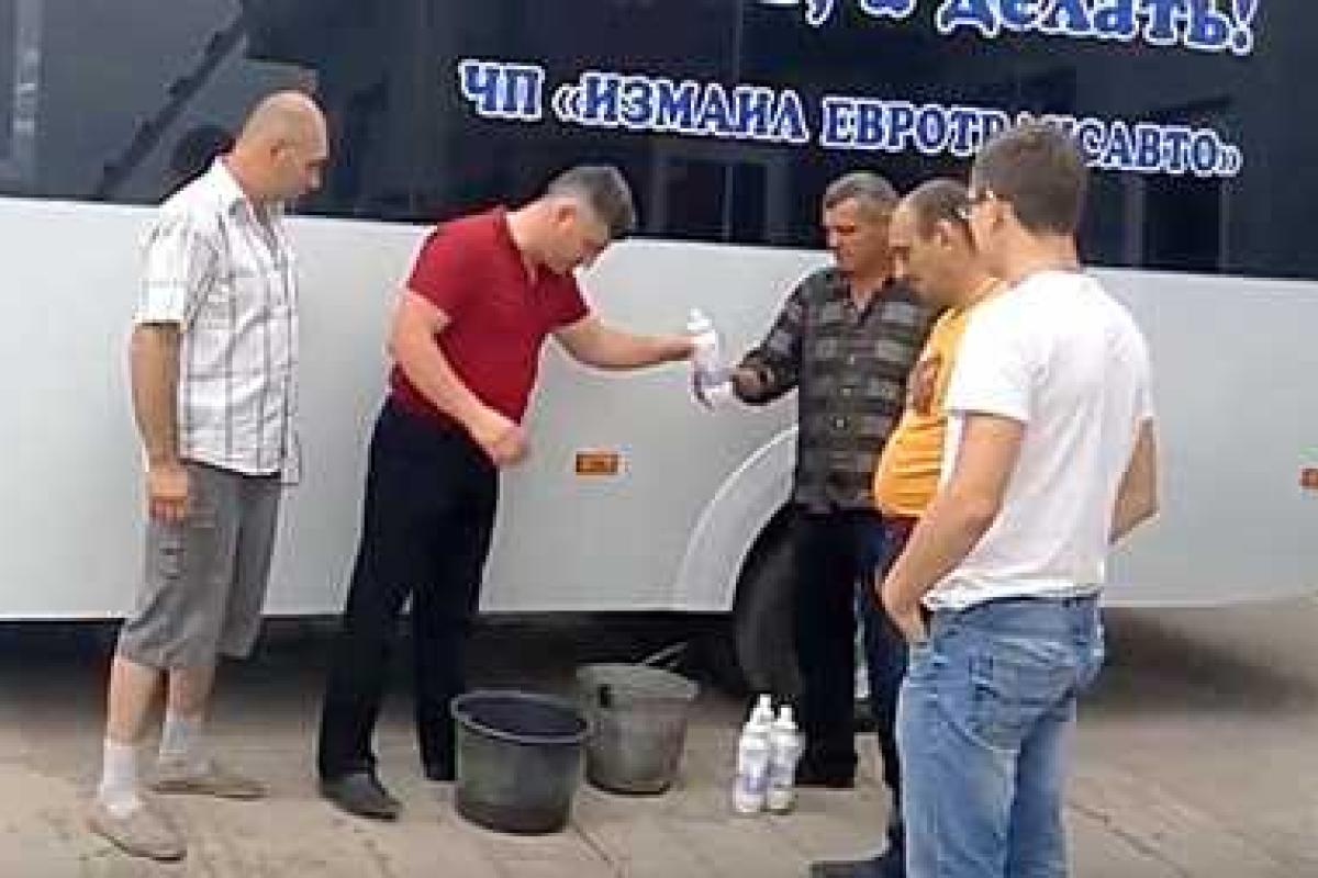 В Измаиле активисты провели акцию по обеззараживанию автобусов дезраствором В Измаиле активисты провели акцию по обеззараживанию автобусов дезраствором