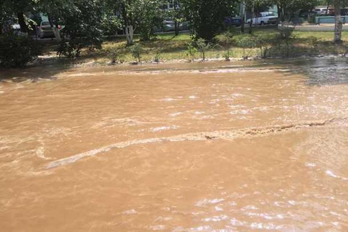 В Киеве машины превратились в "корабли" из-за аварии на водопроводе В Киеве машины превратились в "корабли" из-за аварии на водопроводе
