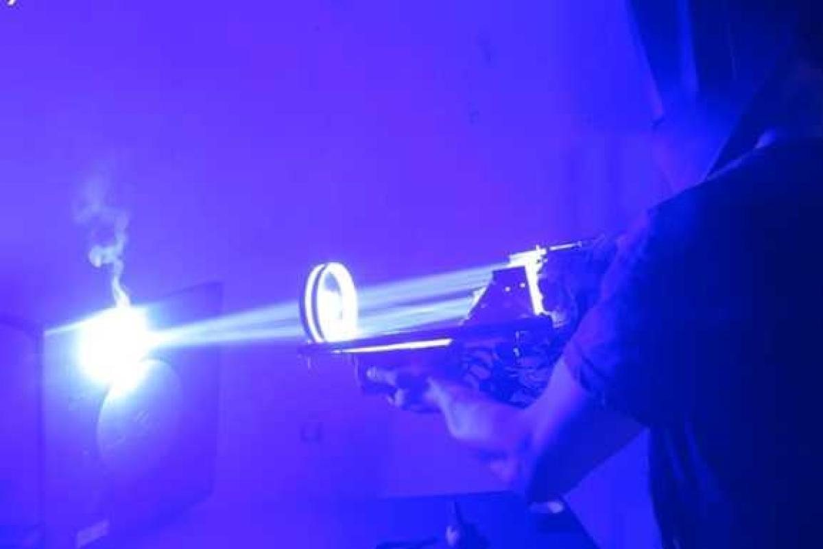 Молодой американец создал мощную лазерную "базуку" Молодой американец создал мощную лазерную "базуку"