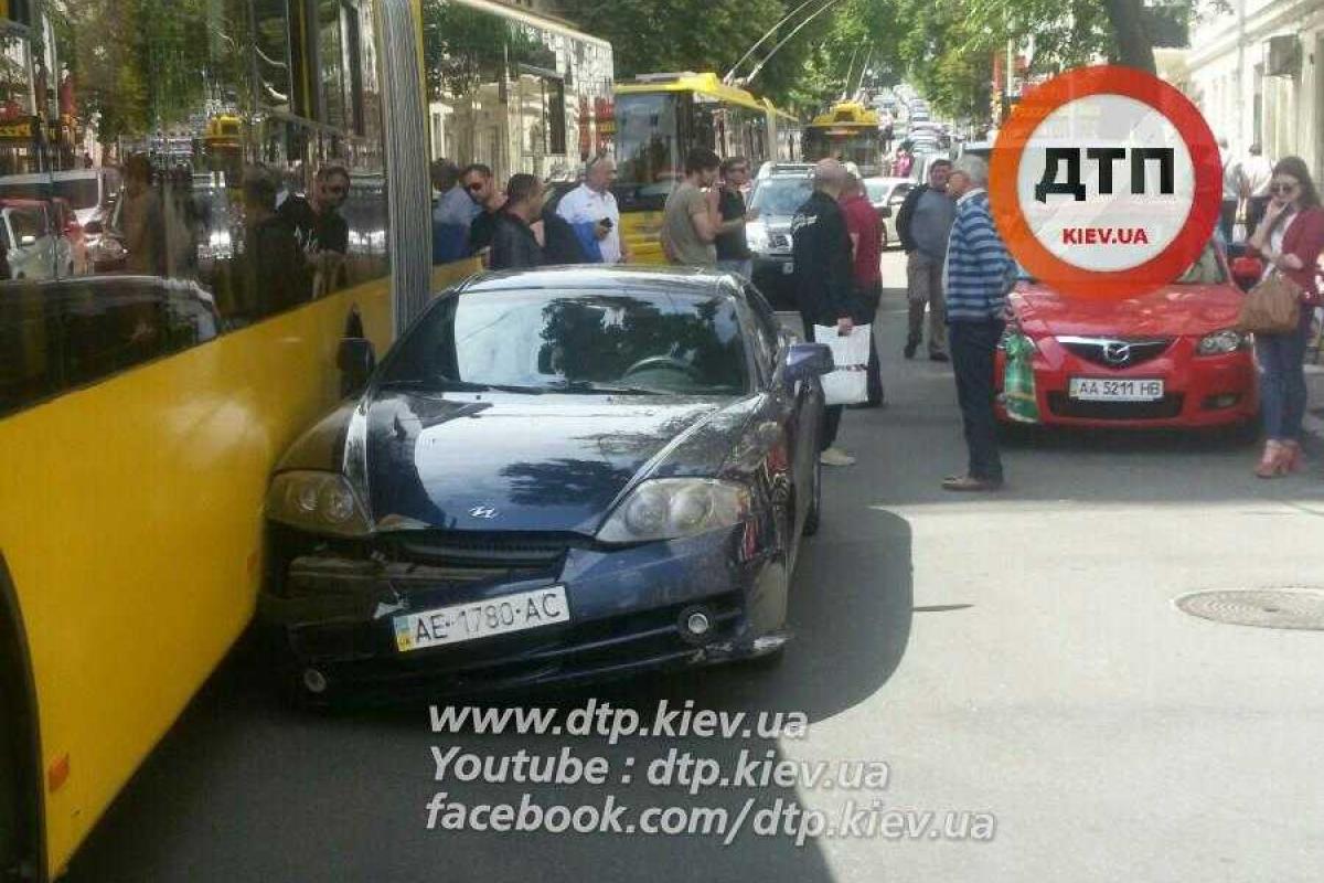 В Киеве невнимательный водитель "Hyundai" "поцеловал" троллейбус