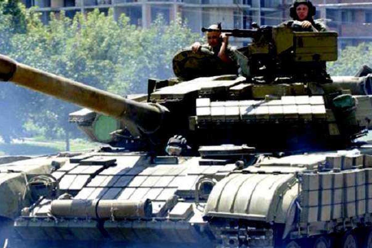 По ночному Донецку боевики гоняли тяжелую военную технику - соцсети По ночному Донецку боевики гоняли тяжелую военную технику - соцсети