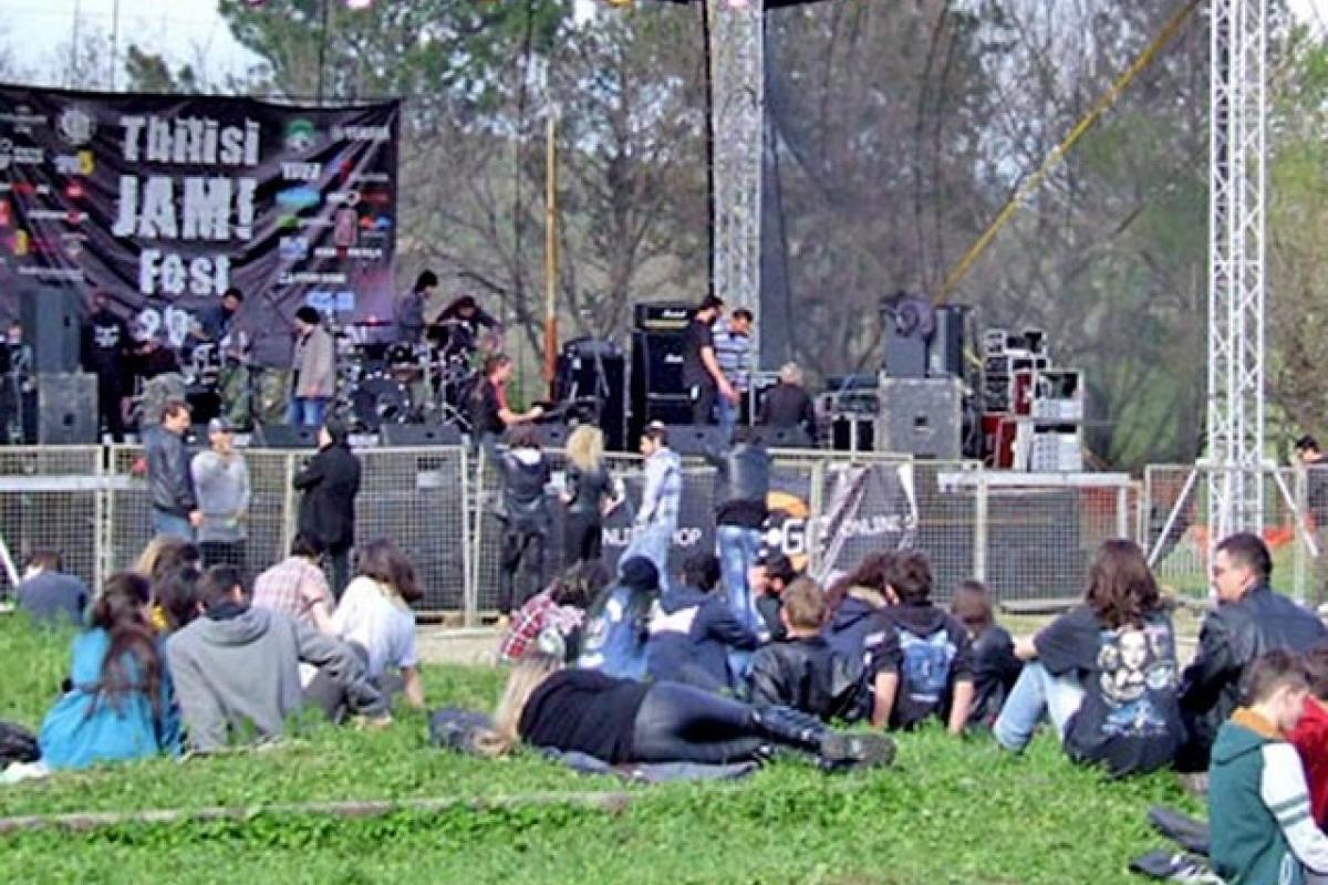 В Грузии священнослужители сорвали рок-фестиваль "Tbilisi JAM Fest 2016" В Грузии священнослужители сорвали рок-фестиваль "Tbilisi JAM Fest 2016"