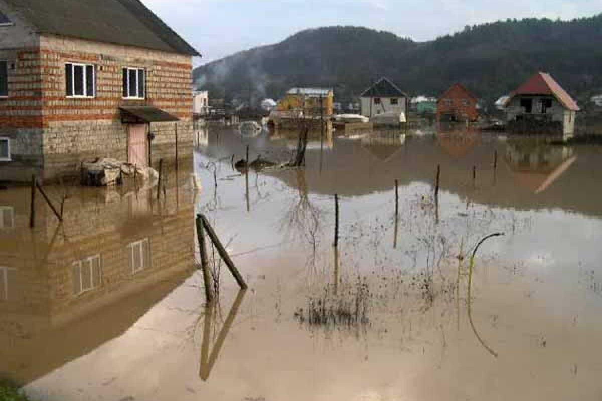 На Закарпатье бушует непогода: сильные ливни, селевые потоки, затопленные домохозяйства