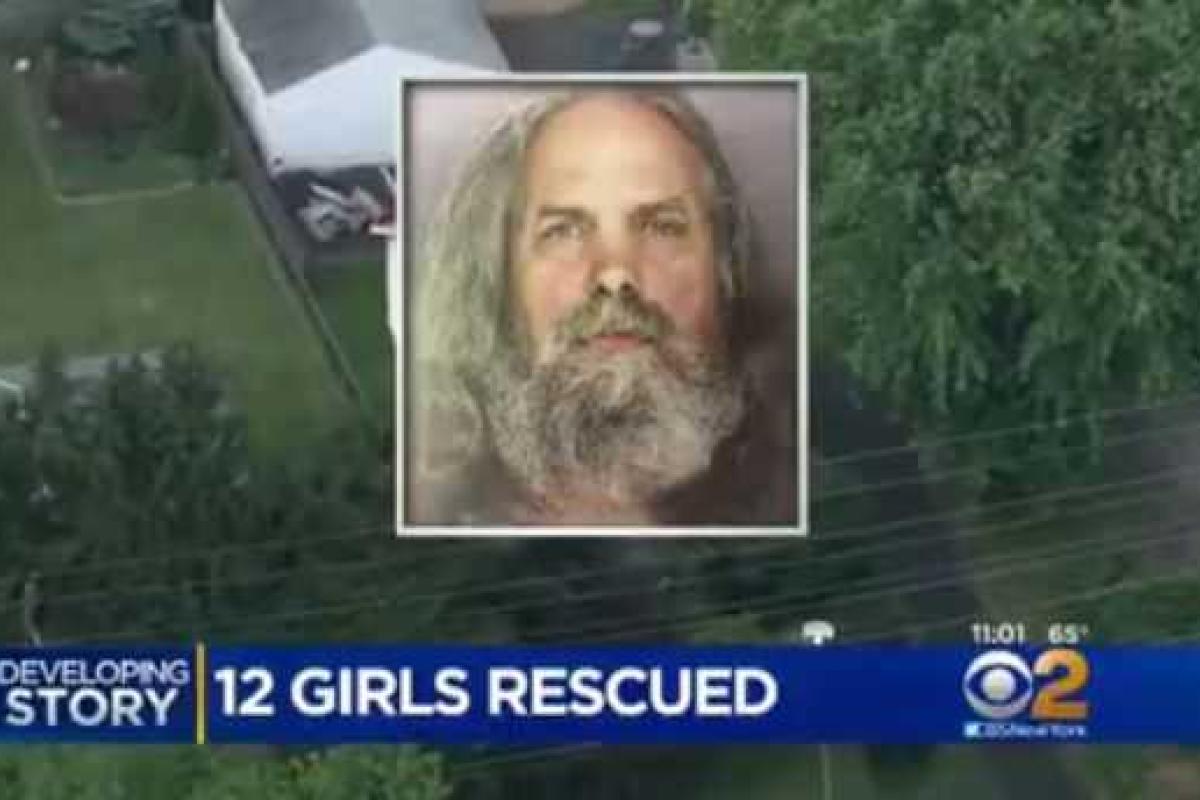 В США полиция арестовала мужчину, удерживающего в своем доме 12 несовершеннолетних девочек В США полиция арестовала мужчину, удерживающего в своем доме 12 несовершеннолетних девочек