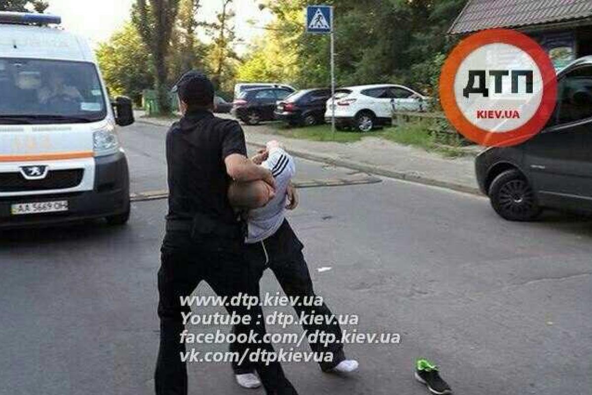 В Киеве пьяный мужчина на чужом авто вылетел на тротуар и травмировал ребенка В Киеве пьяный мужчина на чужом авто вылетел на тротуар и травмировал ребенка