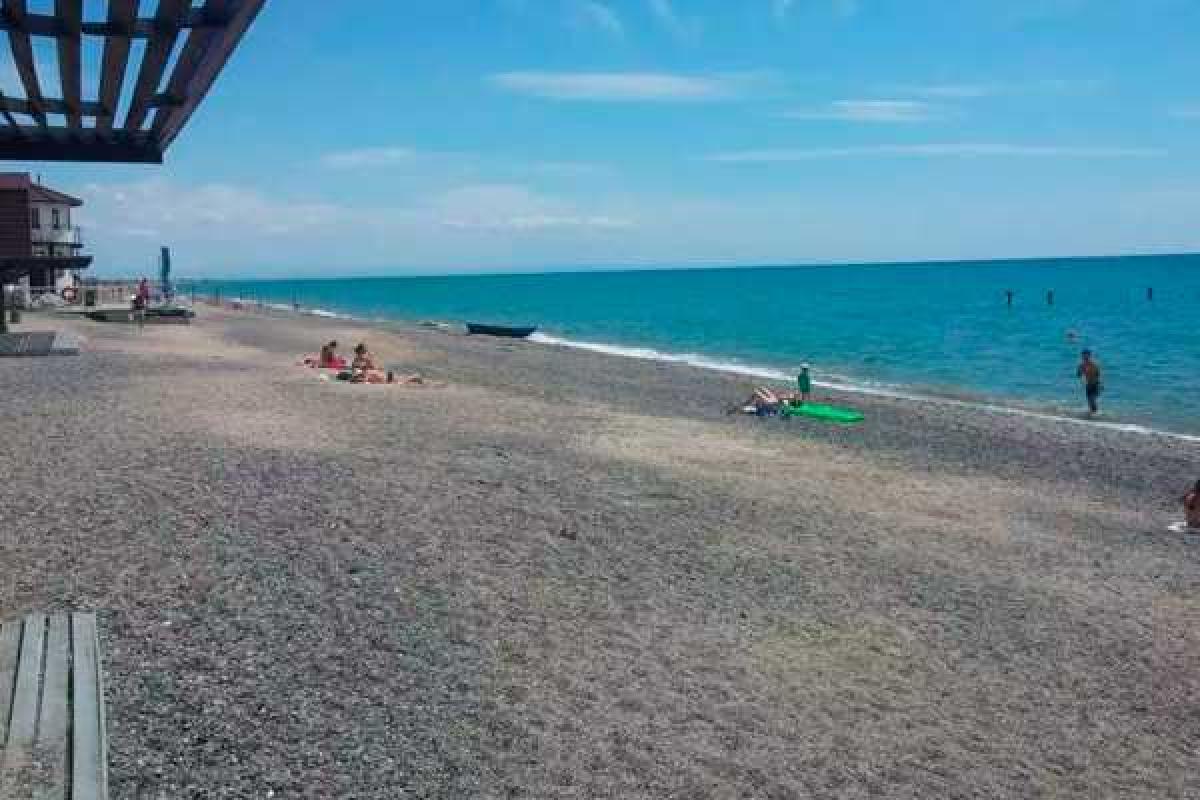 "Шумный" отдых в Крыму: пустые пляжи и рев истребителей над головами отдыхающих "Шумный" отдых в Крыму: пустые пляжи и рев истребителей над головами отдыхающих