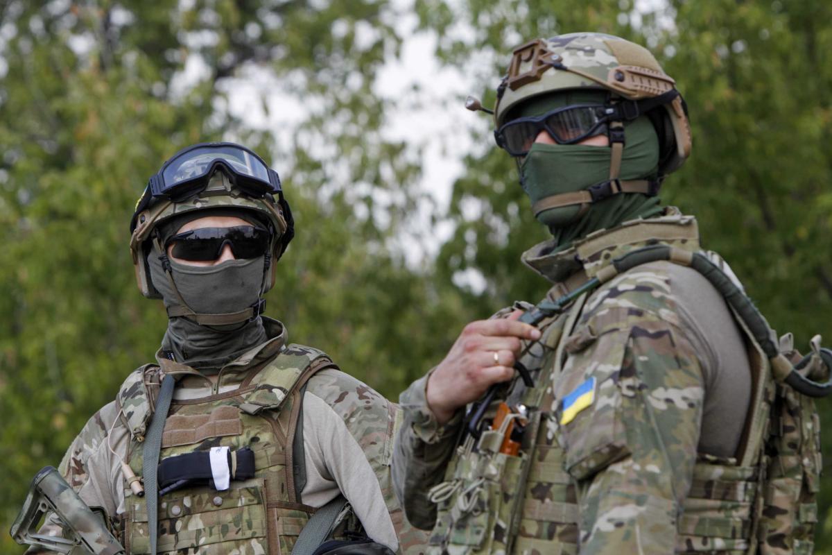 Боевики под прикрытием огня ночью пытаются атаковать позиции сил АТО малыми группами Боевики под прикрытием огня ночью пытаются атаковать позиции сил АТО малыми группами